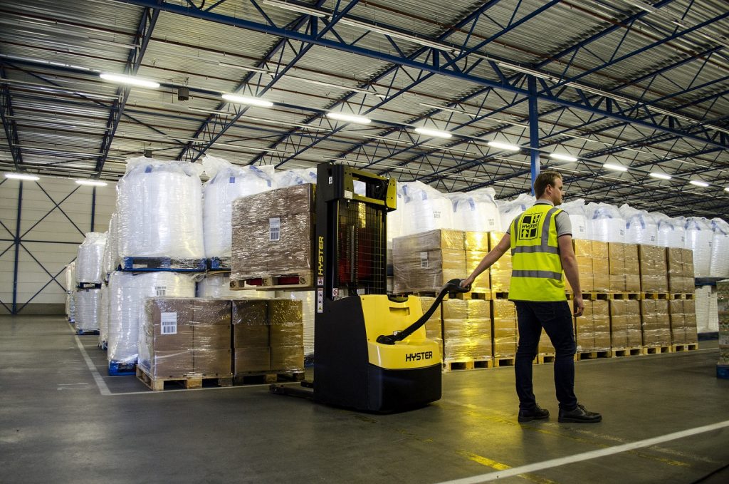 HYSTER PALLET STACKER FOR PORTSIDE WAREHOUSE APPLICATIONS