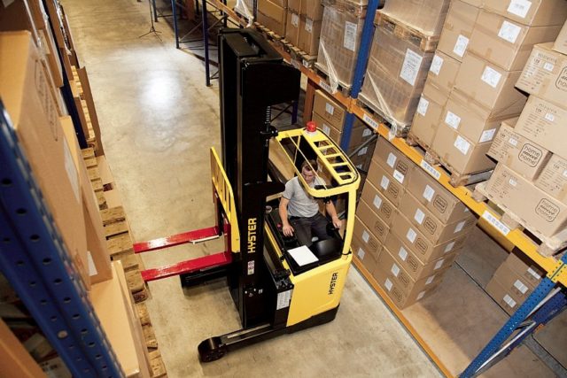 Skladová manipulačná technika R 1.6 REACH TRUCK